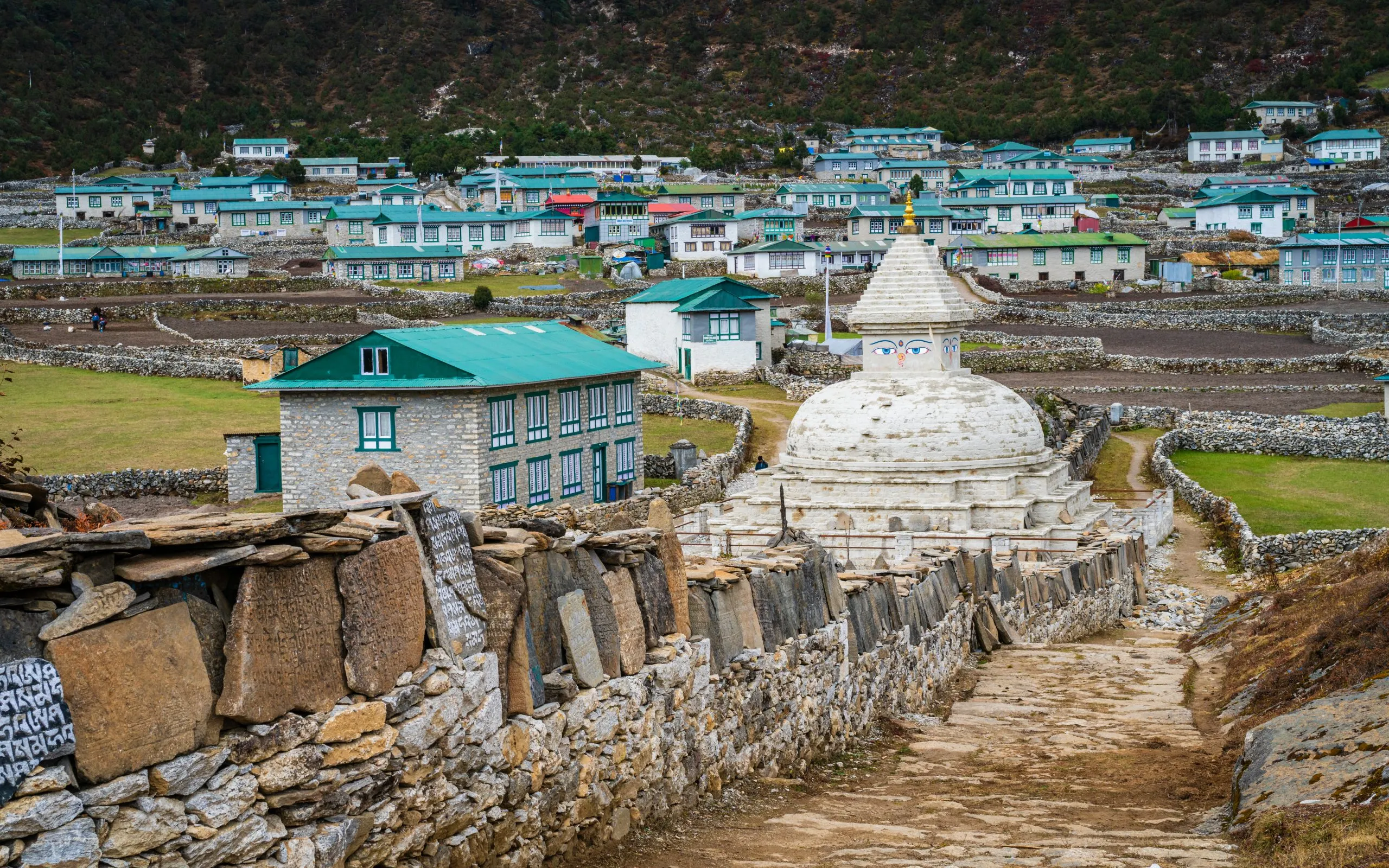 Stupa at the entry point of Khunde village