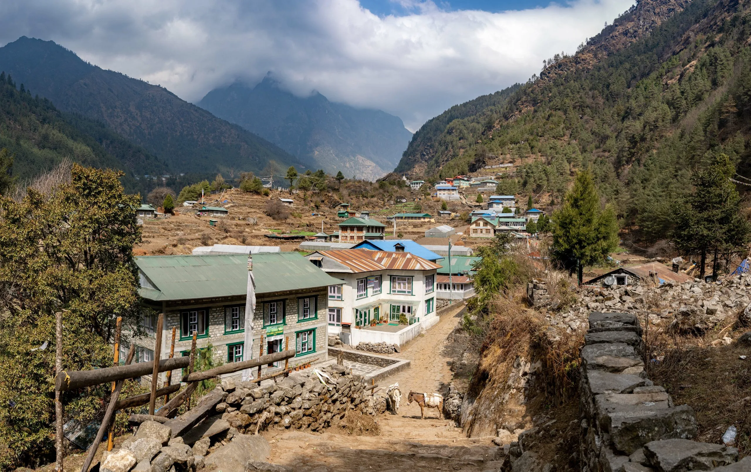 Trail from Lukla to Namche Bazaar