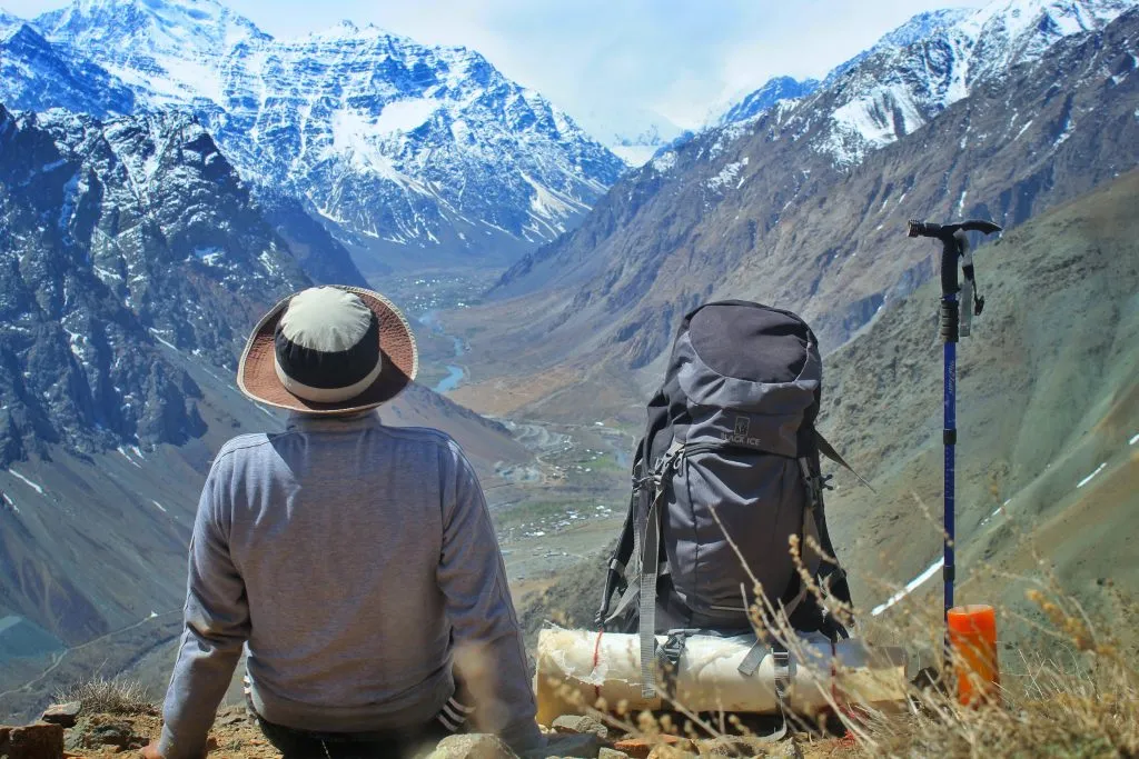 Trekker avec vue sur le paysage